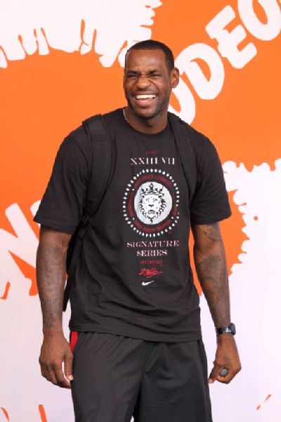 《生化危机4》艾什莉体模晒自己的《真三国无双》周边