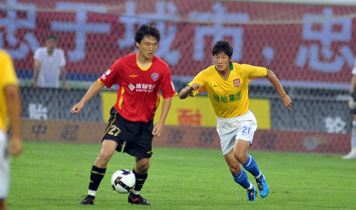 球员冲进场内袭击裁判头部，联赛通报禁赛5年