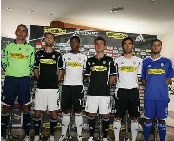 肯·葛瑞菲在加盟水手后的首场正式比赛中击出二垒安打