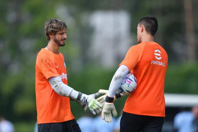 巴西国际新任主帅说球队穿粉色球衣看着像同性恋，事后道歉