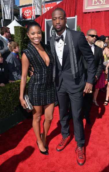 篮球篮网主力中锋脚踝扭伤，伤势待评估