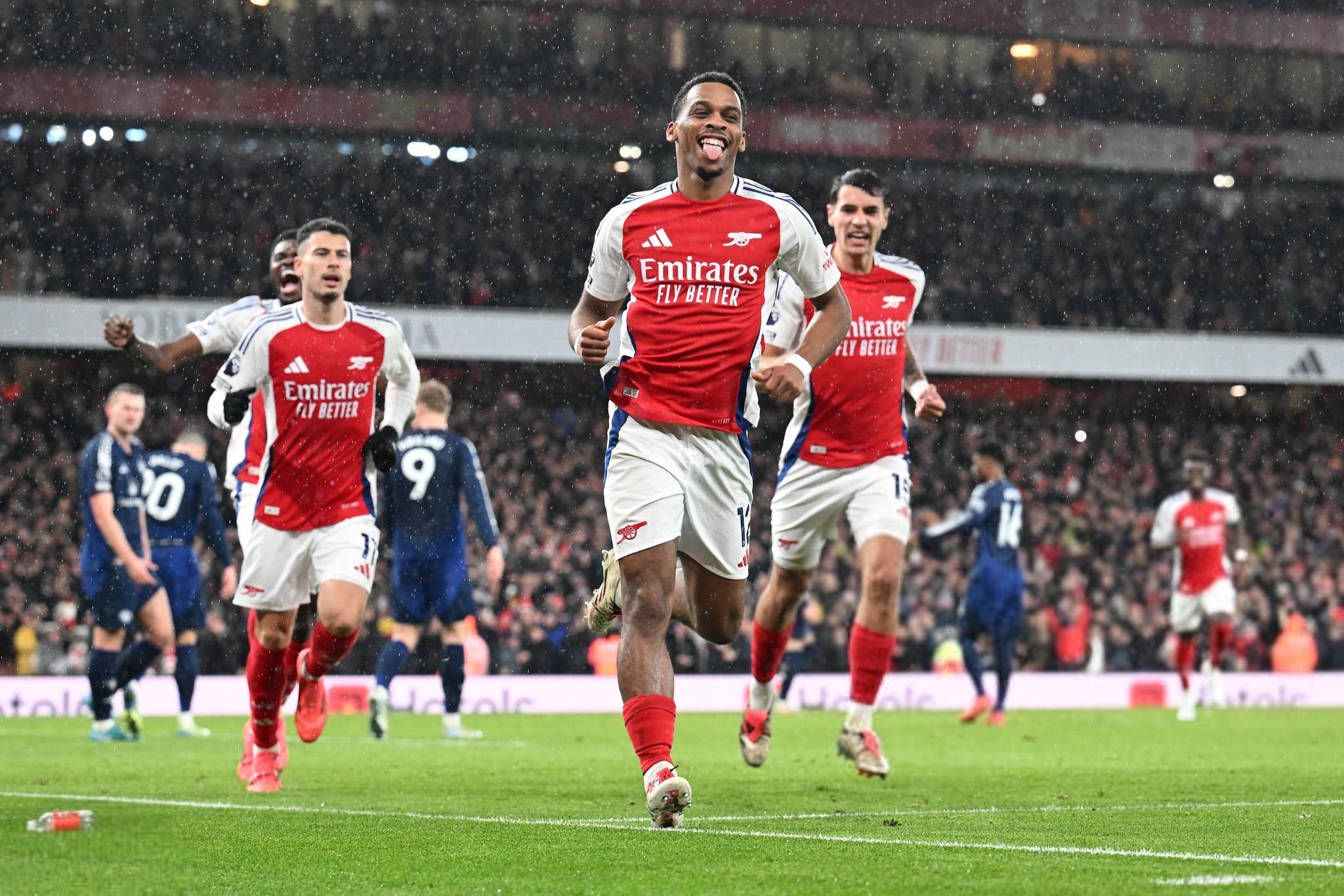 全英羽球赛｜陈康乐生日前夕扭伤脚踝 蒂娜背她离场情同姐妹